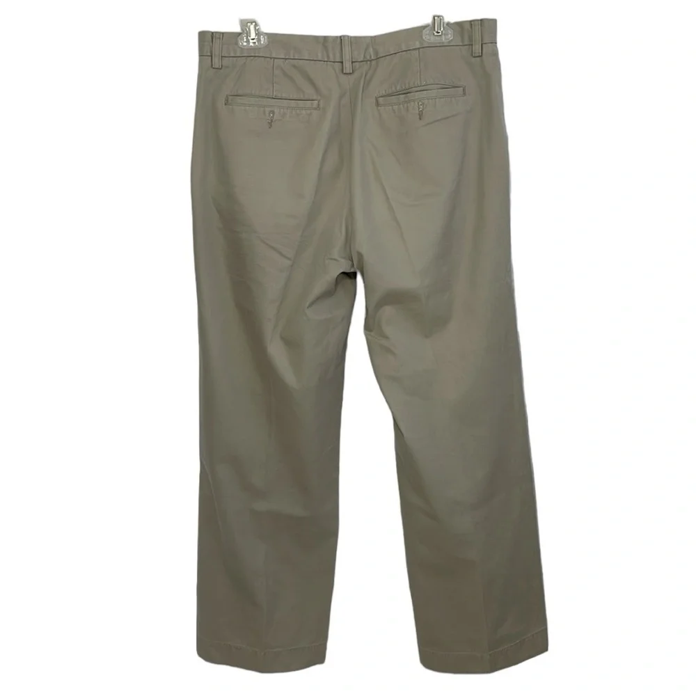 Banana Republic men’s Size 34 cotton flat‎ front khaki chino pants.